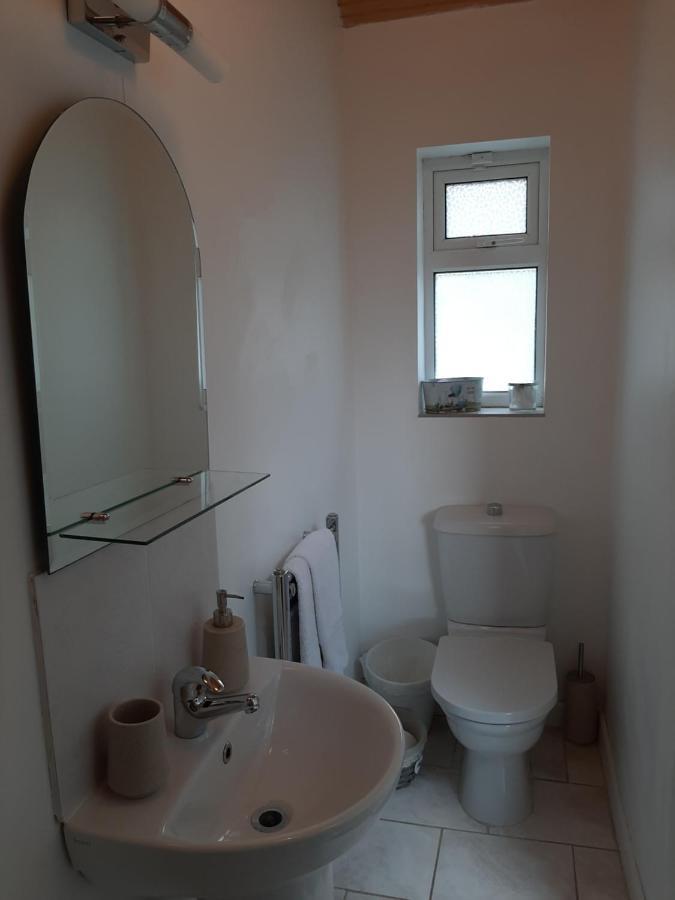 The Lodge Guesthouse Brittas Extérieur photo