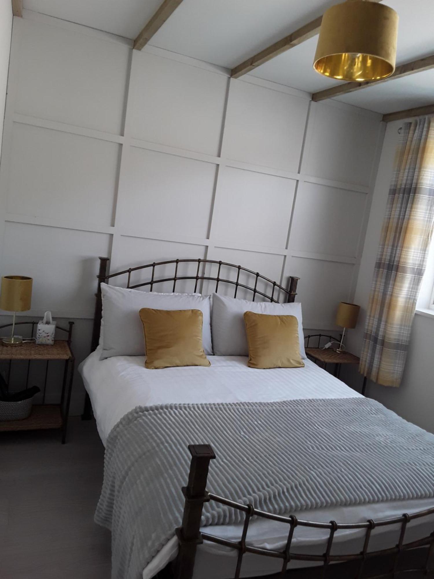 The Lodge Guesthouse Brittas Extérieur photo