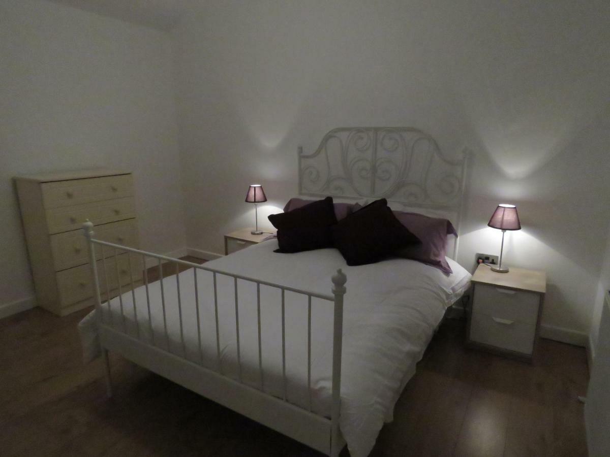 The Lodge Guesthouse Brittas Extérieur photo