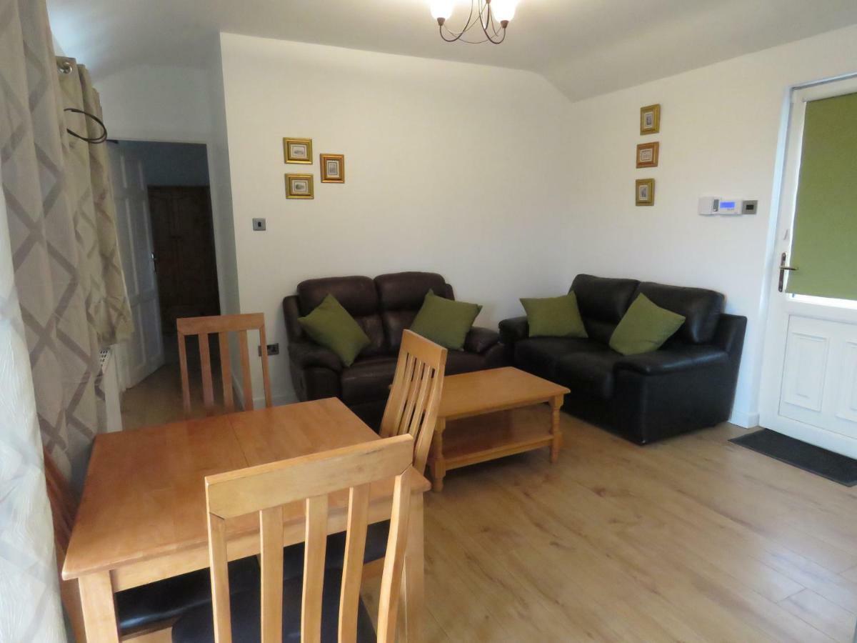 The Lodge Guesthouse Brittas Extérieur photo