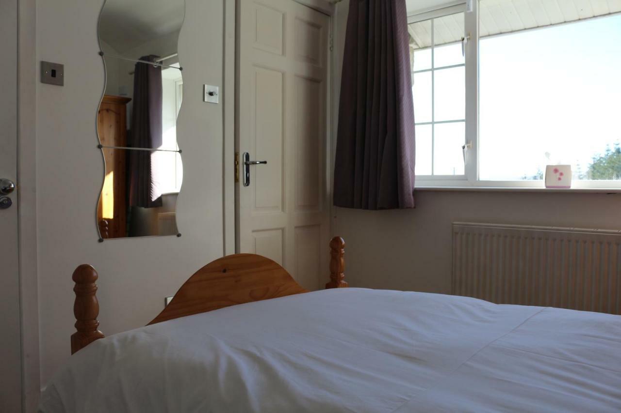 The Lodge Guesthouse Brittas Extérieur photo