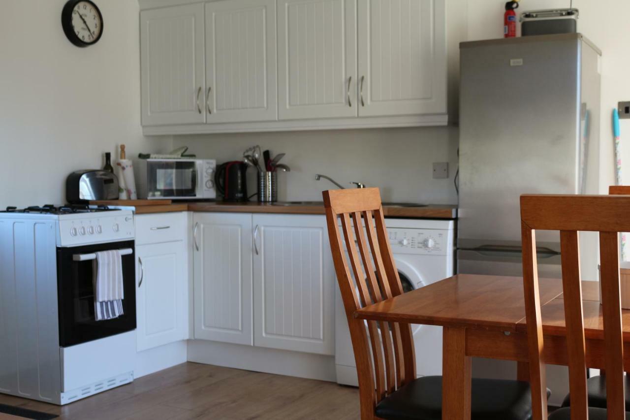 The Lodge Guesthouse Brittas Extérieur photo