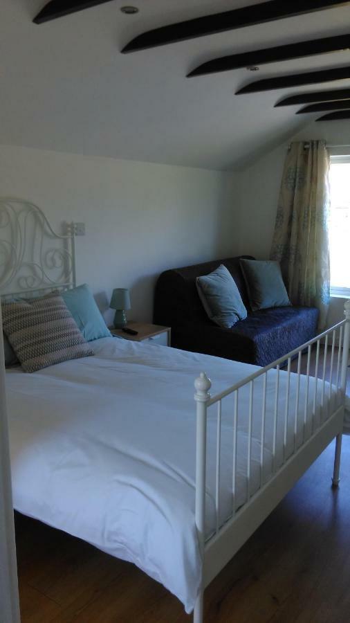 The Lodge Guesthouse Brittas Extérieur photo