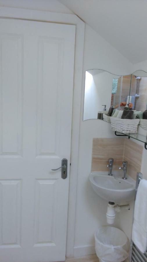The Lodge Guesthouse Brittas Extérieur photo